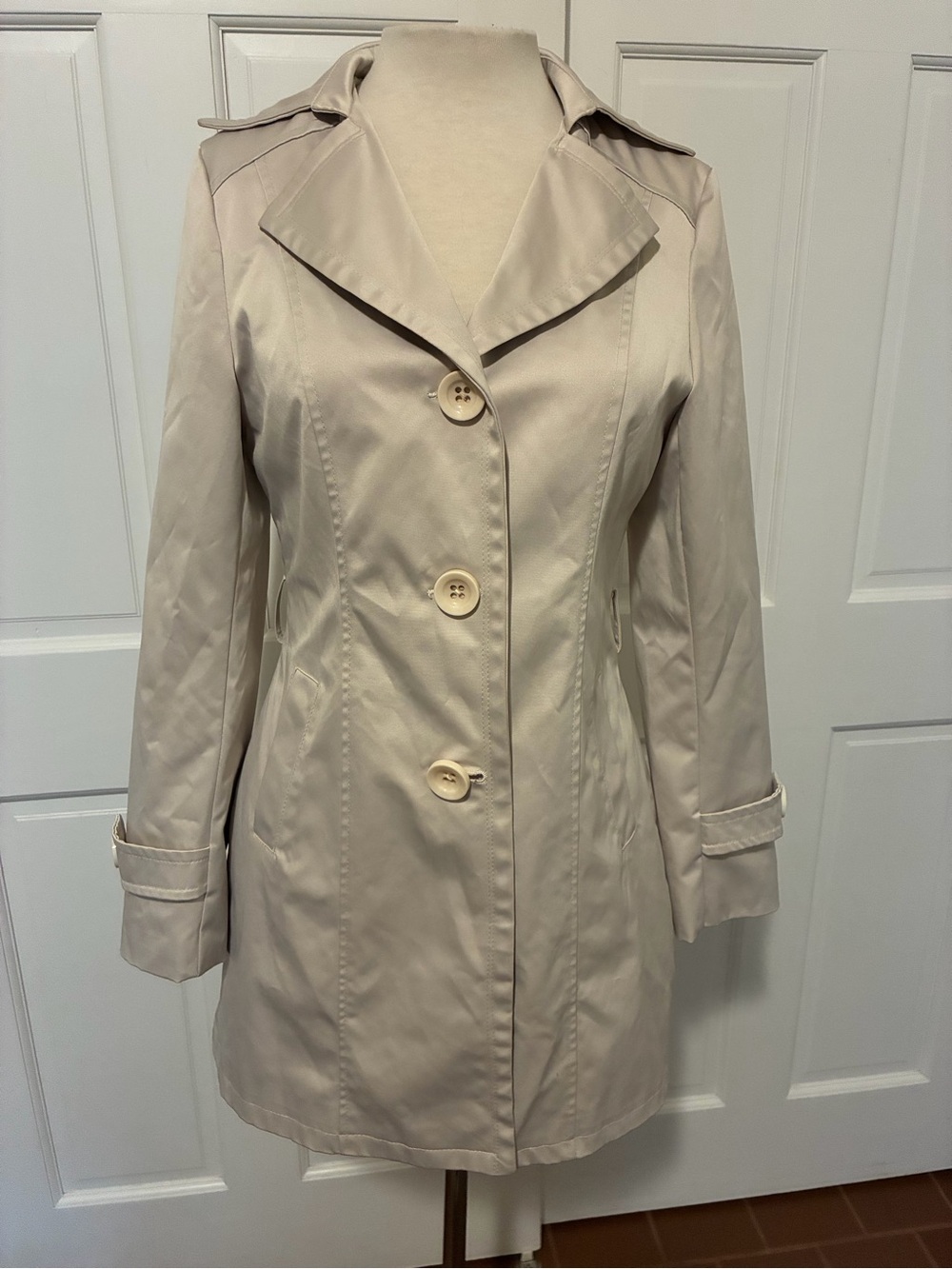 Vintage MaxMara Light Cream Tailored Single-Breasted Trench Coat without Belt